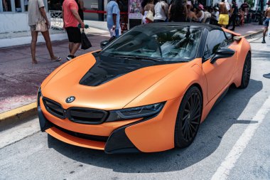 Miami, Florida, ABD - 12 Temmuz 2025: BMW i8 aracı açık havada park edilmiş. Turuncu renkli sedan araba, köşe manzaralı. BMW i8 Roadster üstü açık spor araba. Lüks araç BMW i8..