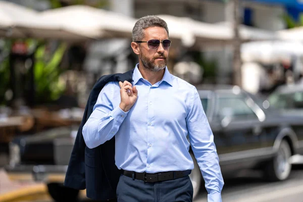 Başarı girişimci liderliği. İş molasında ofis müdürü. Açık havada başarılı bir iş adamı. Profesyonel iş adamı takım elbise giyer. İşletme patronu. Başarılı bir iş. Hedefleri olan adam.