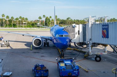 Miami, Florida, ABD - 06 Ağustos 2025: Boeing 737 MAX. Havayolu için uçak terminali. Southwest Havaalanı 'ndan kalkan uçak. Havaalanı terminali. Kalkış ve havaalanına varış. Güneybatı Havayolları.