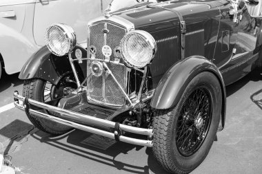 Chicago, Illinois, ABD - 08 Eylül 2024: Wolseley Hornet Roadster iki koltuklu spor üstü açık spor araba, köşe manzaralı. Retro spor araba yeşil renk. Üstü açık Wolseley Hornet arabası. Chicago 'da Wolseley Hornet