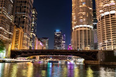 Gökdelen mimarisi. Chicago şehir manzarası. Binayla şehir manzarası gecesi. Skyline mimarisi. Aydınlatılmış binası olan Chicago şehri. Chicago 'da bir gece. Gece gökyüzü ışıltısı.