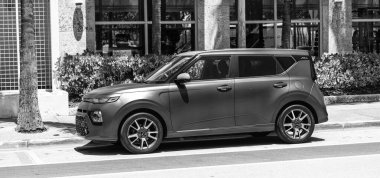 Miami Beach, Florida USA - 5 Haziran 2024 Miami Beach 'te Kia soul Pembesi. Kia soul gt imzası özel Kore arabasıdır..