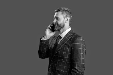 Telefon kullanan bir iş adamı. Takım elbiseli bir adam telefonda konuşuyor. Telefonu olan orta yaşlı İspanyol işadamı. İş iletişimi. İş adamının Grey 'den izole edilmiş bir telefon görüşmesi var. Anlaşma şartları.