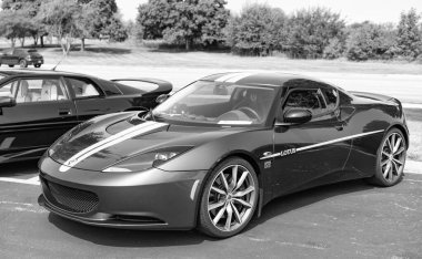 Chicago, Illinois, ABD - 08 Eylül 2024: 2005 Lotus Evora GT spor araba, köşe manzaralı. Yeşil metalik spor yara izi. Modern 2021 Lotus Evora GT arabası. 2021 Lotus Evora GT Chicago 'da