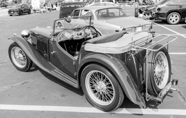 Chicago, Illinois, ABD - 08 Eylül 2024: MG TC Roadster 2 koltuklu spor üstü açılır araç, köşe manzaralı. Retro spor araba yeşil renk. Üstü açık MG TC araba. Chicago 'da MG TC