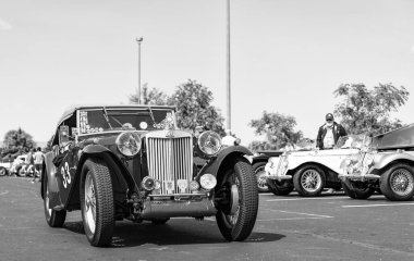 Chicago, Illinois, ABD - 08 Eylül 2024: MG MGA spor, üstü açılabilir araç, köşe görüş. Retro kırmızı spor yara izi. Üstü açık MG MGA arabası. Chicago 'da MG MGA