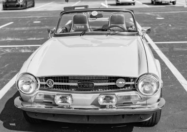 Chicago, Illinois, ABD - 08 Eylül 2024: Triumph tr 6 üstü açılır araba, ön manzara. Retro araba. Sarı Retro zaferi 6 numara. Chicago 'da Zafer Tr6