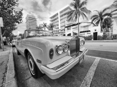 Miami Beach, Florida USA - 5 Haziran, 2024 Klasik İngiliz üstü açık arabası Rolls-Royce Corniche Ocean Drive Miami Drive