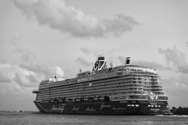 Miami, Florida, ABD - 01 Kasım 2024: Mein Schiff 1. Gemi seyahati Valletta tatili. Yaz tatilinde gemi turu. Gemi seyahati ve deniz seyahati. Lüks yolcu gemisi.
