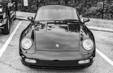 Chicago, Illinois - 29 Eylül 2024: Porsche 911 Carrera S siyah rengi. Porsche 911 Carrera S sokağa park etmiş. ön görünüm