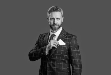 İşletme markası. Hesabı öde. Kredi kartı olan bir iş adamı. Emoney ile iş anlaşması. İş başarısı. Takım elbiseli iş adamının kredi kartı gri üzerine izole edilmiş..