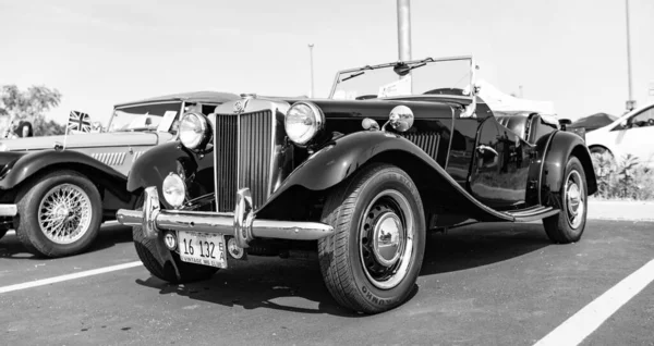 Chicago, Illinois, ABD - 08 Eylül 2024: MG spor araba üstü açılabilir, köşe manzaralı. Retro mavi spor araba. Üstü açık MG TD araba. Chicago 'da MG TD