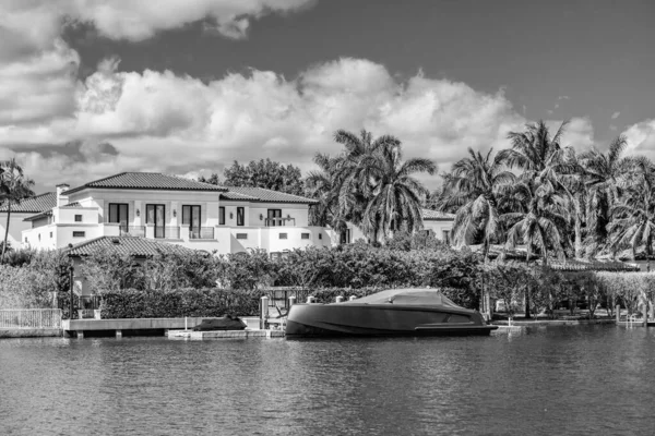 Konut mimarisi ve yat. Modern bina. Rıhtımda bir apartman dairesi. Rıhtım manzaralı bir ev. Yazın tatil binası. Lüks liman evi. Otel binası.