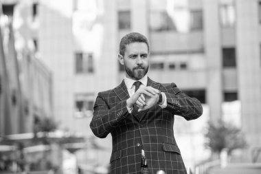 Zaman yönetimi. Dakik adam kontrol zamanı geç kalıyor. Nöbetçi bir iş adamı. Dakik iş adamı dışarıda zamanı kontrol ediyor. İş için son gün. İş hayatına geç kalan bir iş adamı. Toplantı tutanakları.