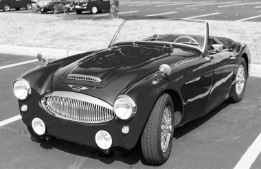 Chicago, Illinois, ABD - 08 Eylül 2024: 1962 Austin Healey 3000 iki koltuklu, üstü açılabilir eski araba, köşe manzaralı. Retro araba. Retro Austin Healey 3000 araba. Chicago 'dan Austin Healey