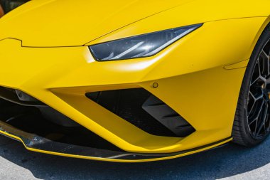 Miami, Florida, ABD - 26 Temmuz 2025: Lamborghini Huracan üstü açık spor araba. Lüks sarı araba Lamborghini Huracan EVO. Lamborghini Huracan 'ın EVO' su dışarıda park halinde. Lamborghini, ışık manzaralı..