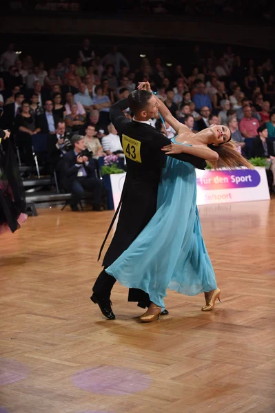 Baile de salón pareja bailando en la competencia — Foto de Stock