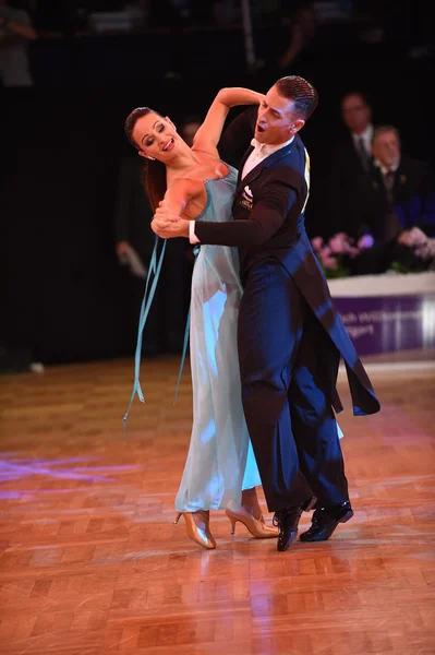 Casal de dança de salão dançando na competição — Fotografia de Stock