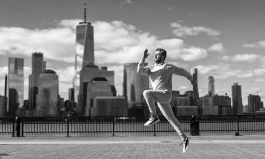 Sporcu dışarıda koşuyor. Spor koşusu sabah egzersizi. Manhattan 'da koşucu eğitimi. New York 'ta koşan sporcu. Spor rutini. Boşluğu kopyala.