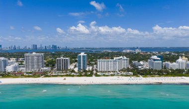 Turkuaz suları olan Miami plajı. Kumlu sahil şeridi ve dalgaların havadan görünüşü. Kumsallı tropik Miami sahnesi. Güney Miami 'nin okyanusu. Miami Sahili Panoramisi