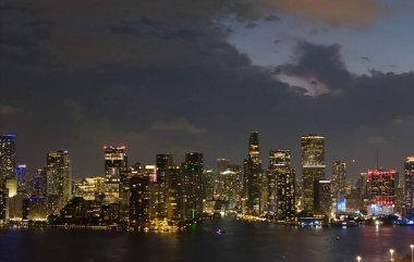Gece vakti Miami Brickell 'in ünlü simgeleri. Miami 'deki Brickell' in insansız hava aracı görüntüsü. Brickell bölgesinde iş. Biscayne Körfezi Florida ikonik şehir kıyıları gündüz gözüyle