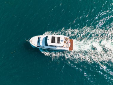 Denizdeki lüks yat teknesi. Yaz tatili. Lüks yat manzaralı. Motorlu teknenin panorama hava görüntüsü. Seyahat macerası. Marinaya yüzen bir tekne. Yaz denizi kıyısında bir tekne turu.