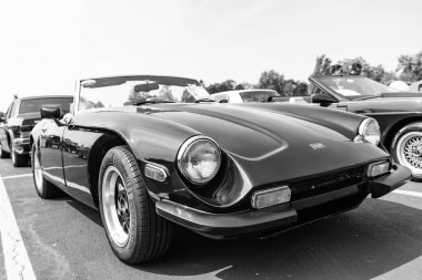 Chicago, Illinois, ABD - 08 Eylül 2024: TVR S serisi üstü açık spor araba, köşe manzaralı. Retro spor araba. Üstü açık TVR S araba. Chicago Oto Fuarında TVR 3000 S.