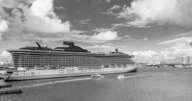 Yaz tatilinde Majestic yolcu gemisi. Gemi seyahati ve deniz seyahati. Lüks yolcu gemisi manzarası. Gemi Miami sahil limanından ayrılıyor. Lüks deniz tatili. Gemi seyahati. Lüks konaklama.