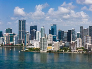 Brickell gökdelenlerinin hava görüntüsü. Miami şehir merkezinin modern manzarası. Kıyı şeridinin üstündeki Panoramik Miamis silueti. Miami 'deki Brickell Key hava görüntüsü. Miami 'nin manzarası. Miami Plajı ve Brickell