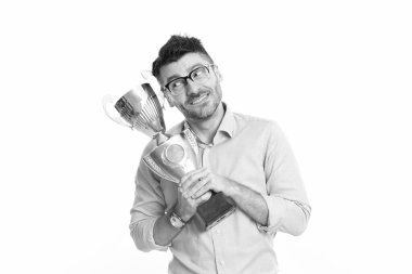 Şampiyon kupasını elinde tutan başarılı bir iş adamı. Ticari başarı. İş başarısı. İş adamı zaferi beyazlarla izole edilmiş iş görüşmeleriyle kutluyor. Müşteri sadakati.