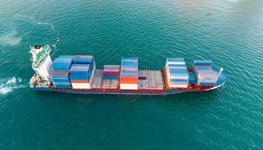 Kargo gemisi denizde, hava manzaralı. Yük konteynırı kargo gemisine yüklendi. Konteynırlı bir hava kargo gemisi. Kargo işi. Konteyner gemisi. Nakliye lojistiği. Ticari nakliye.