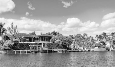 Yazın tatil binası. Lüks liman evi. Otel binası. Konut mimarisi. Modern bina. Waterfront City Panorama 'da bir apartman dairesi. Rıhtım manzaralı ev.