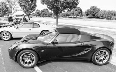 Chicago, Illinois, ABD - 08 Eylül 2024: 2005 Lotus Elise spor arabası, ön görüş. Yeşil metalik spor yara izi. Modern Lotus Elise arabası. Lotus Elise Chicago 'da