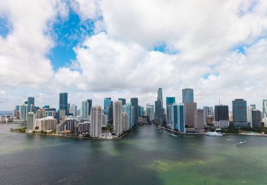 Miami şehir merkezindeki Brickell ufuk çizgisinin hava görüntüsü. Miami 'deki gökdelenler. Miamis 'in finans bölgesinin manzarası. Brickell, Miami 'de. Şehir manzaralı Miami Şehir Manzarası