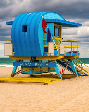 Miami Sahil İskelesi. Miami Sahili 'ndeki ikonik cankurtaran kulesi. Miami sahili sahili manzaralı. Ünlü Güney Sahili cankurtaranı. Miami 'deki tropik cennet. Miamis sahilinde Art Deco cankurtaranı