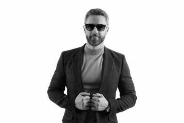 Beyaz tenli şık bir adam. Yakışıklı İspanyol adam modayı takip ediyor. Erkekler için moda. Ceket ve güneş gözlüğü takan kendinden emin bir iş adamı. Erkek modası. Yüksek moda erkeksiliği.