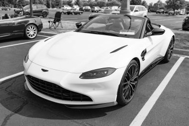 Chicago, Illinois, ABD - 08 Eylül 2020 Aston Martin Vantage GT S üstü açık spor araba, köşe manzaralı. Aston Martin Vantage GT S. Üstü açılabilir Aston Martin Vantage GT 'nin beyaz arabası.