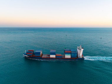 Konteynırlı bir hava kargo gemisi. Kargo işi. Konteyner gemisi. Nakliye lojistiği. Ticari nakliye. Kargo gemisi denizde, hava manzaralı. Yük konteynırı kargo gemisine yüklendi. Gemi rotası.