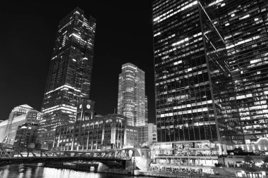 Gökdelen şehir manzarası. Chicago 'nun gece şehri. İş şehri. Chicago gökdelen binasının gece manzarası. Chicago gökdelenin mimarisi. Şehir gecesi aydınlatılmış bina. Gece enerjisi.