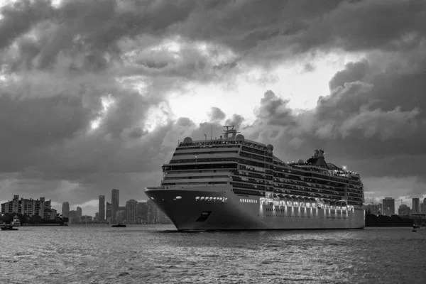 Gece limanında gemi. Lüks deniz tatili. Gemi seyahati. Yaz tatilinde Majestic yolcu gemisi. Gemi seyahati ve deniz seyahati. Aydınlatılmış lüks yolcu gemisinin görüntüsü.