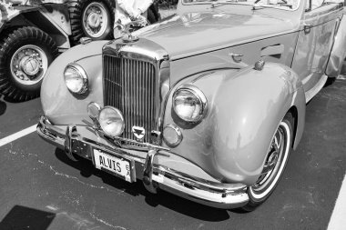 Chicago, Illinois, ABD - 08 Eylül 2024: 1951 Alvis TA21 üstü açılabilir araba, köşe manzaralı. Retro araba. Retro 1951 Alvis TA21 arabası. 1951 Alvis TA21 Chicago 'da