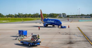 Miami, Florida, ABD - 06 Ağustos 2025: Airlines için uçak terminali. Güneybatı havayolu uçağı havaalanından kalkıyor. Havaalanı terminali. Havaalanından ayrılıyoruz. Güneybatı Havayolları. Boeing 737 MAX.