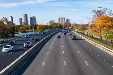 Chicago, Illinois, ABD - 25 Ekim 2024: Şehir yolu araba dolu. Şehir sonbaharı. Şehir yolu otoyolu. Autumn Road otoyolunda araba trafiği. Şehir hedef otoyolu.