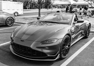 Chicago, Illinois, ABD - 08 Eylül 2024 Aston Martin V8 Vantage F1 model üstü açılır araba, köşe manzaralı. Aston Martin V8 Vantage. Üstü açık Aston Martin V8 Vantage spor arabası