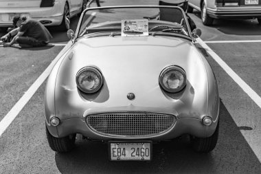 Chicago, Illinois, ABD - 08 Eylül 2024: Austin Healey Sprite spor araba üstü açılabilir. Retro spor araba. Üstü açık Austin Healey. Chicago 'daki Austin Healey arabası.