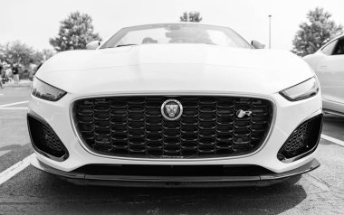 Chicago, Illinois, ABD - 08 Eylül 2024: Jaguar F-TYPE R75 AWD Üstü açılabilir araç, ön görüş. Modern Jaguar F-TYPE R75 AWD üstü açılabilir araba beyazı. F-TYPE R75 AWD üstü açık araba. F-TYPE R75 AWD Üstü açılabilir Chicago 'da