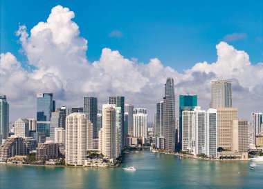 Miami şehir merkezindeki Brickell ufuk çizgisinin hava görüntüsü. Miami 'deki gökdelenler. Miamis 'in finans bölgesinin manzarası. Brickell, Miami 'de. Şehir manzaralı Miami Şehir Manzarası