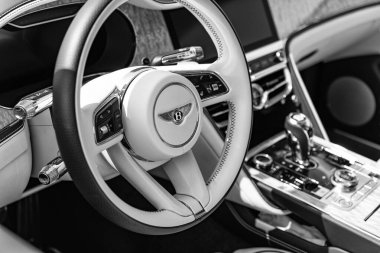 Chicago, Illinois, ABD - 08 Eylül 2024: Bentley Flying Spur V8 aracı, iç görüntü. Beyaz lüks araba. Lüks bir Bentley Flying Spur V8. Chicago 'da Bentley Flying Spur V8