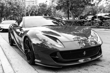 Miami Beach, Florida USA - 9 Haziran 2024: 2019 Ferrari Portofino 812 Miami plajında süper hızlı kırmızı. Ferrari lüks bir İtalyan markasıdır. ön görünüm