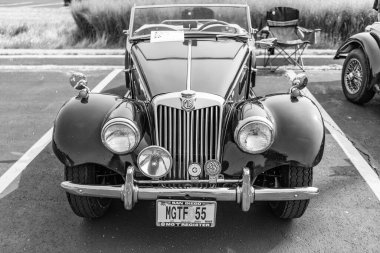 Chicago, Illinois, ABD - 08 Eylül 2024: MG TF spor araba üstü açık 1955 model, köşe manzaralı. Retro spor araba. Üstü açık MG TF araba. Chicago ön görüntüsünde MG TF siyah rengi